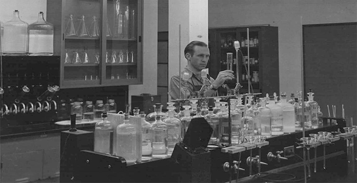 化学家Paul Bodenhofer在化学实验室<a href='http://ozwx.863024.com'>188bet棋牌平台</a>. 1942年2月9日.